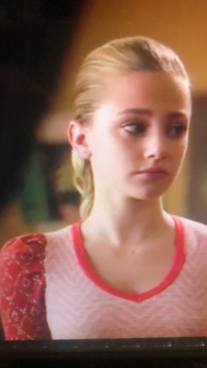 I feel like they downplay Lili Reinhart’s hotness in this show. Why this pouff?