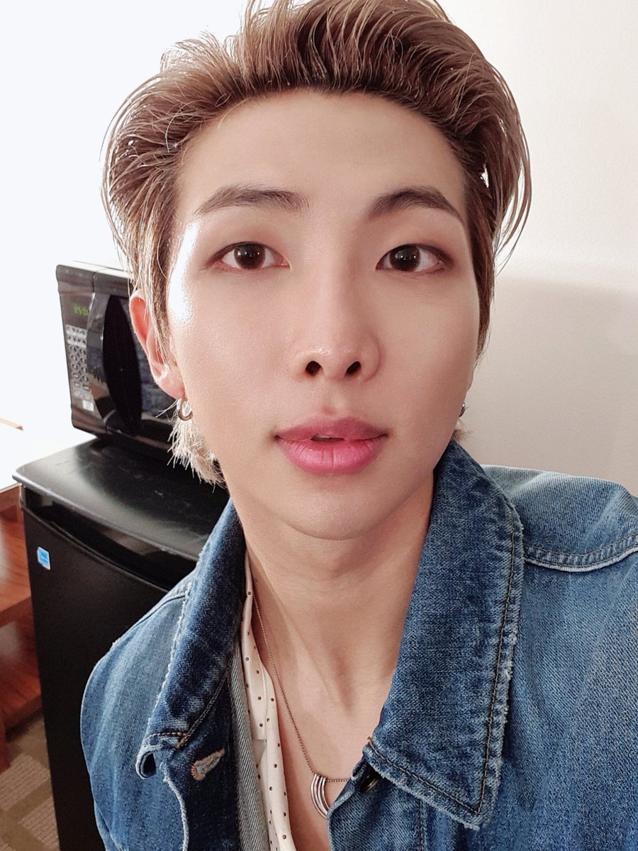 어른이 된 다음 처음으로 소리내서 울수있게 해준 고마운 모노,아직도 힘들거나 위로 받고 싶을때마다 찾게되는 노래0순위야. 고마워 나를 지킬수 있도록 해줘서
그리고 축하해💜
#우리의_위로_모노_2주년
#모두의_노래_mono
#온_세상을_2년간_두드린_모노
#회원님과_함께하는_모노_2주년
#RM @BTS_twt https://t.co/eoD1yhzApn