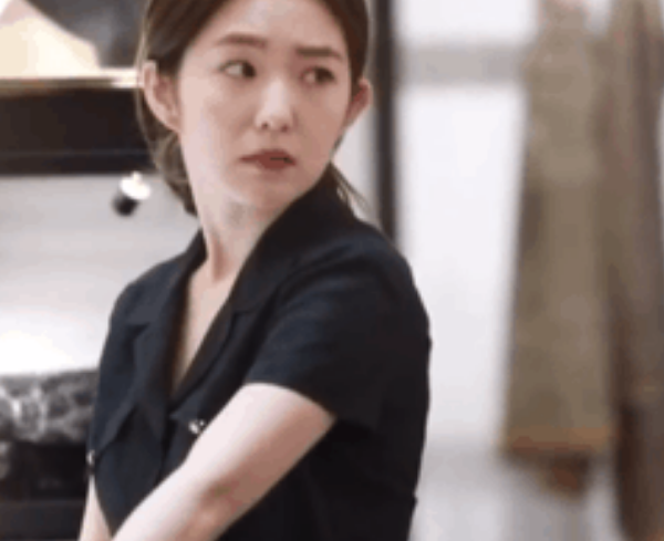KetizenStars's tweet photo. [INSTIZ] #Irene, ¿¿¿Qué es esto??? #RedVelvet 

https://t.co/HHhrMautOr https://t.co/2AV4e6zEzE