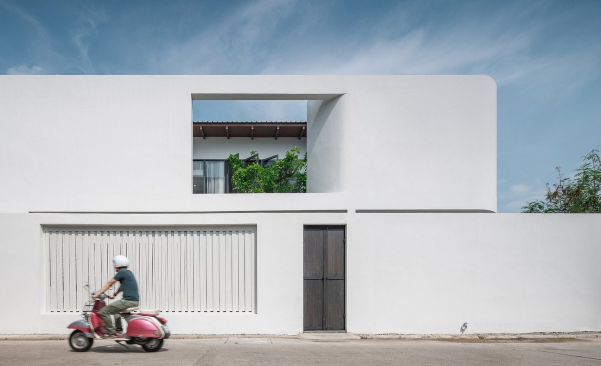 ArchPlaces's tweet image. اهلا وسهلا بكم ,,,

حديثنا اليوم عن منزل في تايلند بإجمالي مساحة 400 متر مربع فقط ! 

هنا حيث التحدي الأكبر فنرى التشطيب الخارجي والداخلي بالكامل دهان أبيض وشي من الأزرق للداخل التكلفة لا يوجد ماهو أقل منها والنتيجة لا يوجد ما هو أفضل منها

هذا المنزل تغذية بصرية ومعمارية ,,,