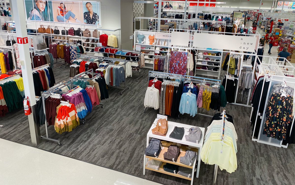 mig_olv19's tweet photo. Holiday sets coming in hot!!🔥 Props to my VM and Style Team!! 🤩🍂🙌🏼🍁 #targetstyle #T1523 #D327 @ashmarie_613 @april_darling13 @gladyspalos @AmberQuest1 @ed_llamas https://t.co/yU5sL10Qah
