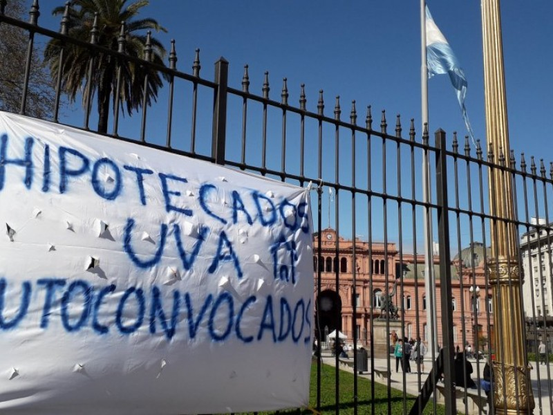 hipotecadosuva's tweet photo. .@MariaEBielsaOk Los #HipotecadosUVA estamos esperando que avance la mesa técnica. No hay contacto desde hace un mes. En el medio se lanzan créditos indexados por CVS, se propone crear una Sociedad Hipotecaria manejada por lo bancos, la inflación no afloja... ¿Y la #SolucionUVA? https://t.co/hTGuG0j5qD