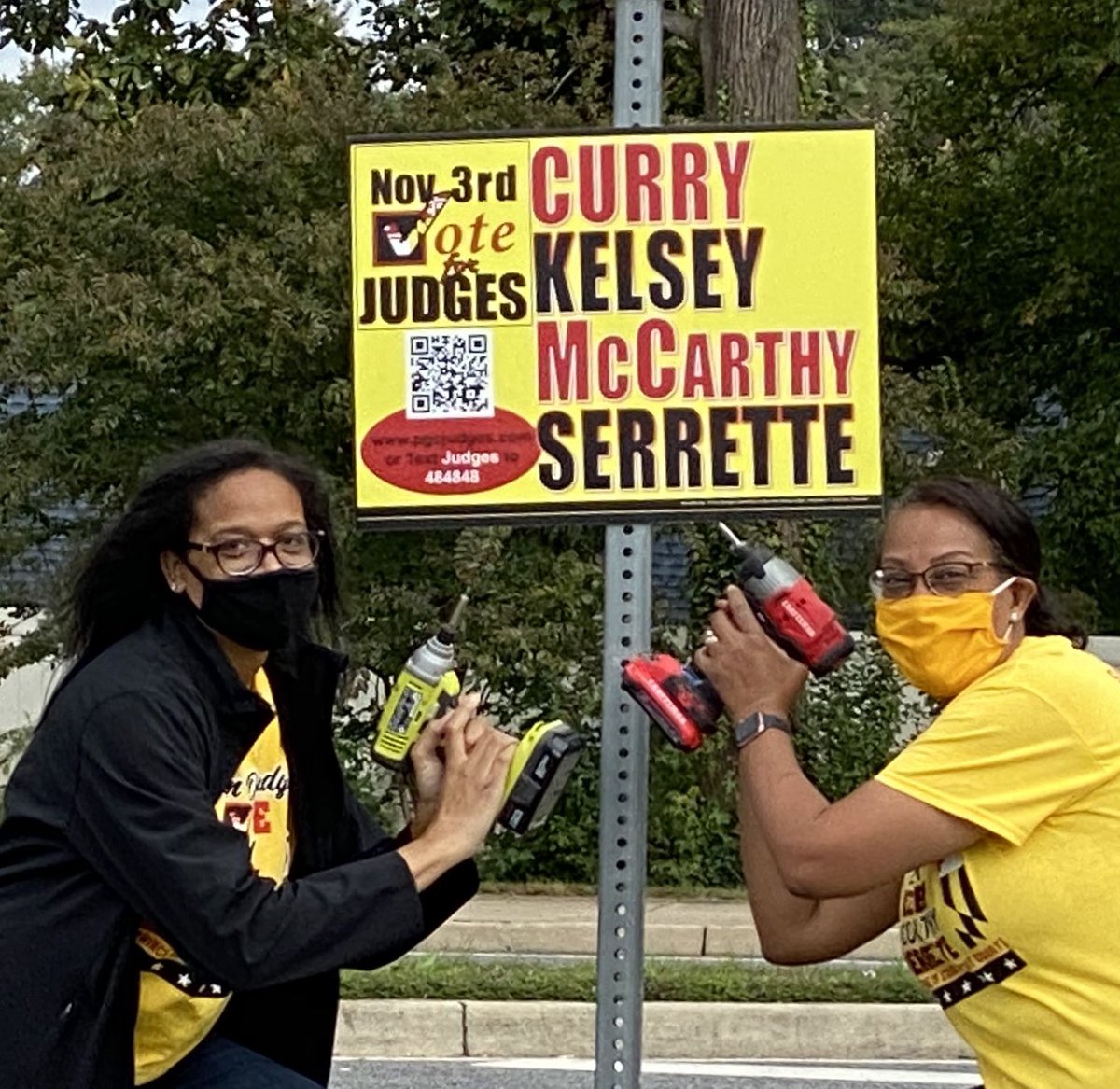 More than beauty &amp; brains, on &amp;  off the bench!  #pgcsittingJudges Curry &amp; Kelsey take a fun break from putting up campaign signs today.  #CourtsAngels 💪🏽😉.  Learn more about them, volunteer or donate @ linktr.ee/pgcsittingjudg…   - #Vote #MarylandElection  #Election2020
