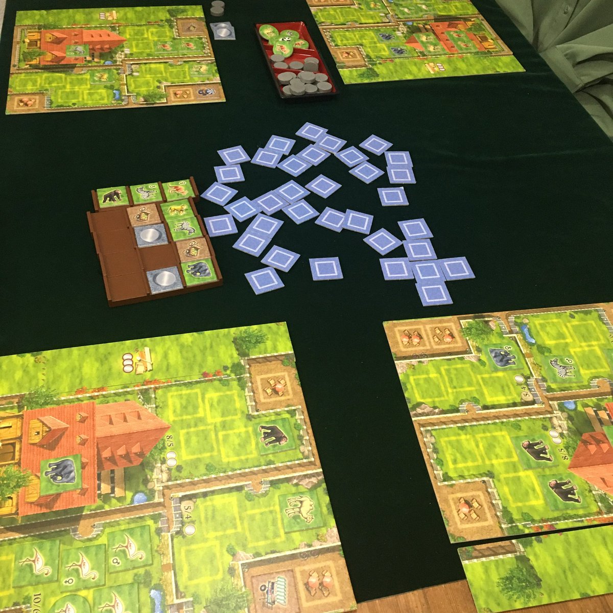 Little Forest 昨日の 大人が楽しむボードゲーム デー 勝利への道 私が夢見る時 ズーロレット ドミニオン など ズーロレット は見た目の可愛さに反してなかなかシビアなゲーム 動物の赤ちゃんが 生まれるととても嬉しい