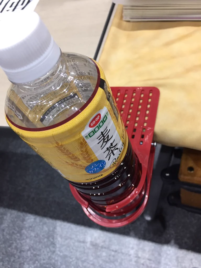 セリアのドリンクホルダーが便利！クリップ式で敷き布にも止まる！