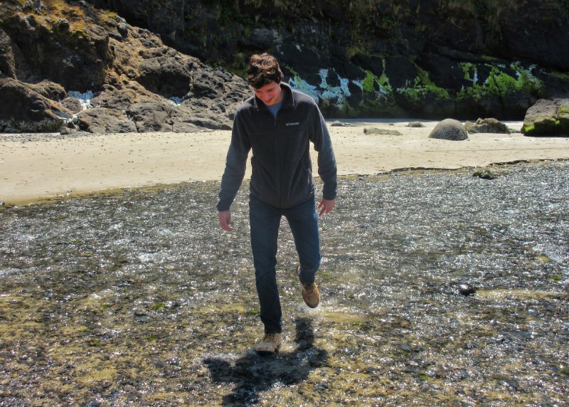 OceanscapeNet's tweet photo. Youth Correspondents Biwa Tomono-Duval, Konoha Tomono-Duval and Josh Heisler tour the "most photographed place on the Oregon Coast" with Oregon State Park personnel. https://t.co/d0D1HYov4K https://t.co/AOmEOV668k