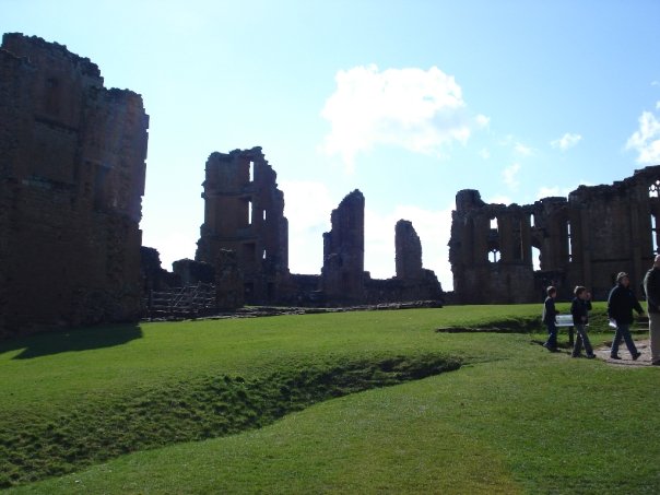 Day 10  #Rocktober  #QuarryKenilworth Castle, England, started being built in the 12th century from quarried New Red Sandstone. When it fell into disrepair in the 18th cen, locals used the castle as a quarry. They knicked the stones for building/repairing their homes.me 2008