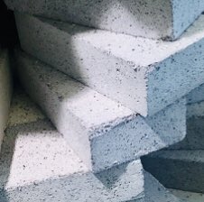 Design et valorisation des déchets: collection #Ostraco en verre marin Glaz à base de coquilles d’huîtres par Lucille Viaud  et #RawRows briques de coquilles moules et huîtres de Hors-Studio <a href="/Emergences_/">Biennale Émergences</a>