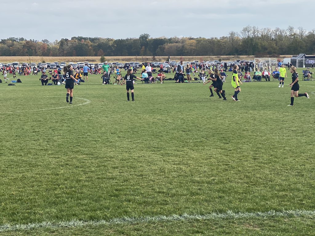 bdcummons's tweet photo. Fun first day complete at the @kingshammer #BlueChipInvitational for our KHB teams. Every game is a learning opportunity & itβs great to be on this journey with our players. https://t.co/wJoR6rhvGs