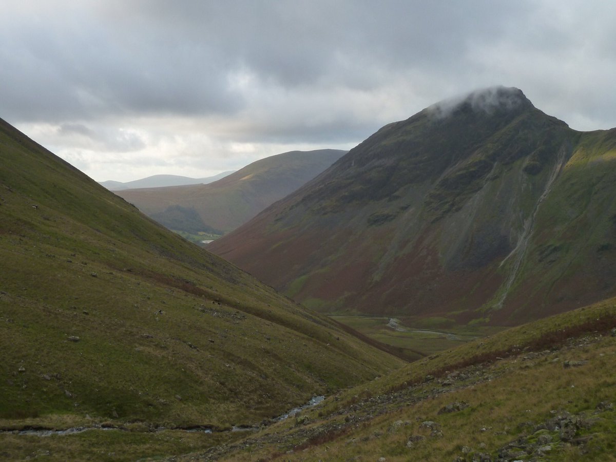 herepath's tweet photo. A year ago this weekend, walked from Black Sail Hut up &amp; over into #Wasdale to enjoy the beauty of many beasts. #WasdaleShow https://t.co/y07DlbLx9Y