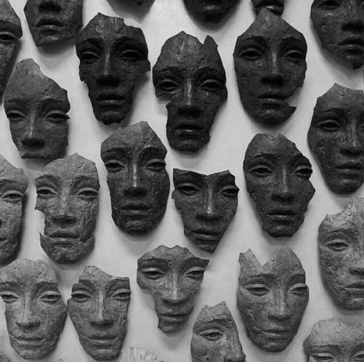 في هذه الرحلة الطويلة من الحياة 
ستواجه الكثير من الأقنعة والقليل من الوجوه .