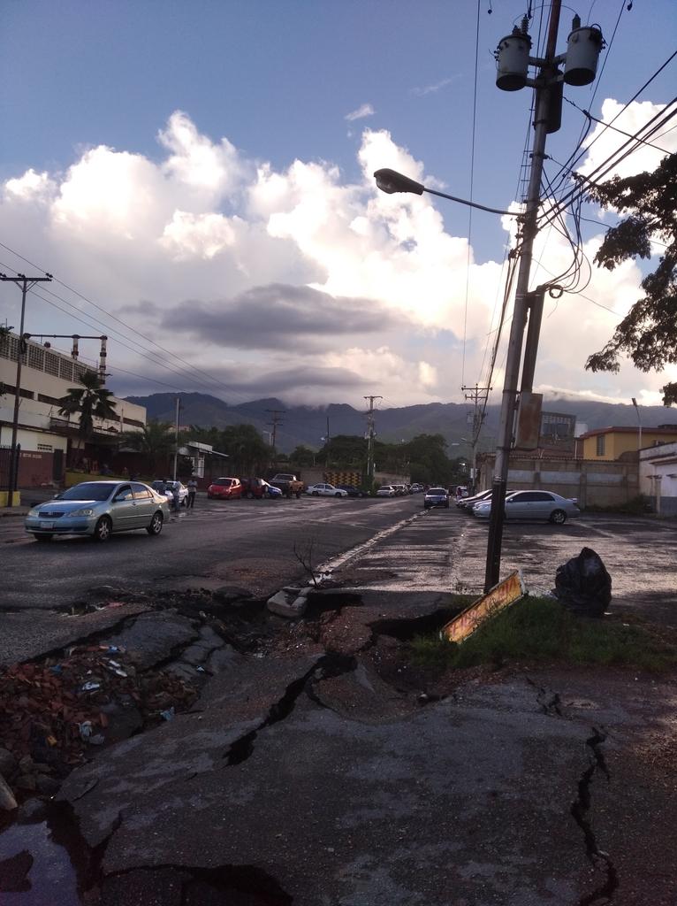 jencyjaen's tweet photo. @PCAlcNaguanagua @alc_naguanagua @Bomberosuc @QpasoNaguanagua @DNaguanagua 
Así está el socavamiento de la entrada a los condominios Los Árboles y Jardín Cotoperi. Av Bolívar de #Naguanagua  peligro para residentes y para los que hacen cola de #gasolina https://t.co/2j2ZQs0uiG