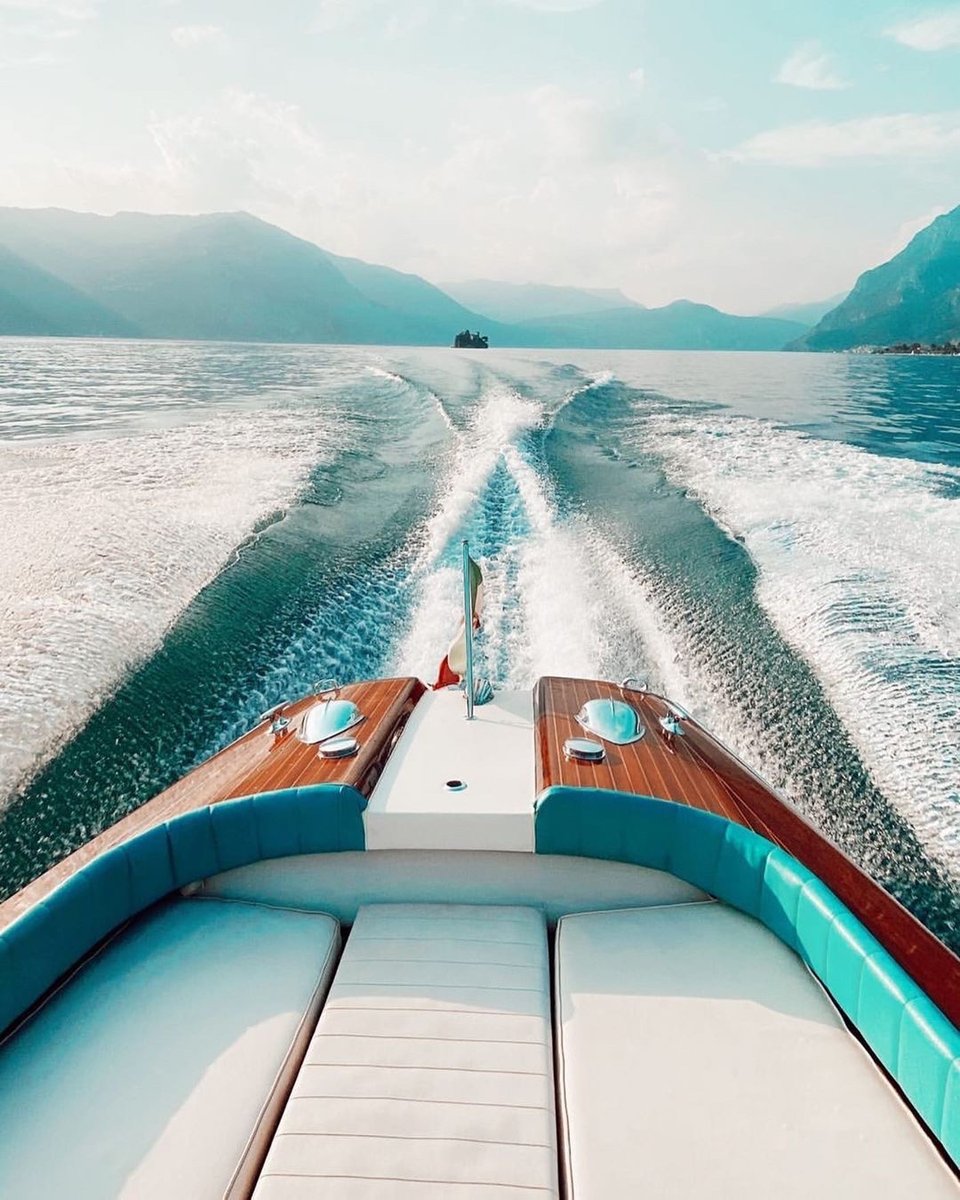 Aquarama envy.

#rivaaquarama #rivavintage #rivaexperience #bellininautica #vintageboat #yacht #yachts #classicboat #classicboat  #lifestyle #luxurylifestyle #luxury #luxuryexperience #luxurytravel #rivayacht