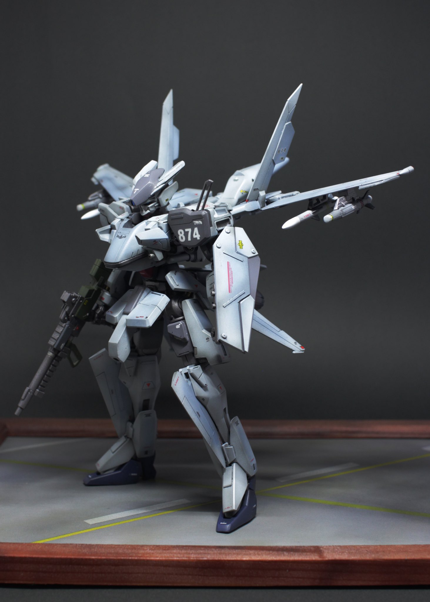 もぐどりv 戦闘機形態 作品テーマの最優先事項として 戦闘機としてのスタイルを突き詰める ことに拘りました 要の変形機構は複雑すぎず 簡単すぎない絶妙なラインを目指しました 余談ですが簡単に滑走路風のベースも制作してみました 3 10