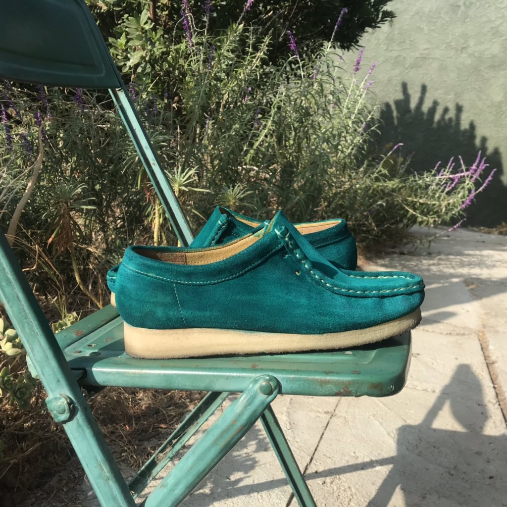 I used Fiebing’s Kelly green, though it’s hard to tell when still damp—suede dyes look darker when wet. After brushing them with dye I let them dry for about half an hour, did some touch-ups, let dry again, scraped with the suede cleaning brush again and voila: Kelly green Clarks