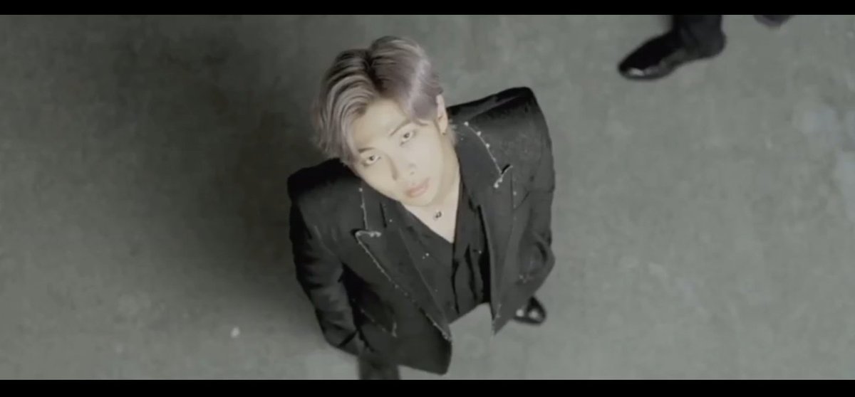 As expected, this VCR looks into the PERSONA archetype. The Persona is the mask we put on to socialize with others, to look like them, to make them like us. We don't want people to find us different, singular  But now we see that Namjoon is wondering: WHO AM I?!