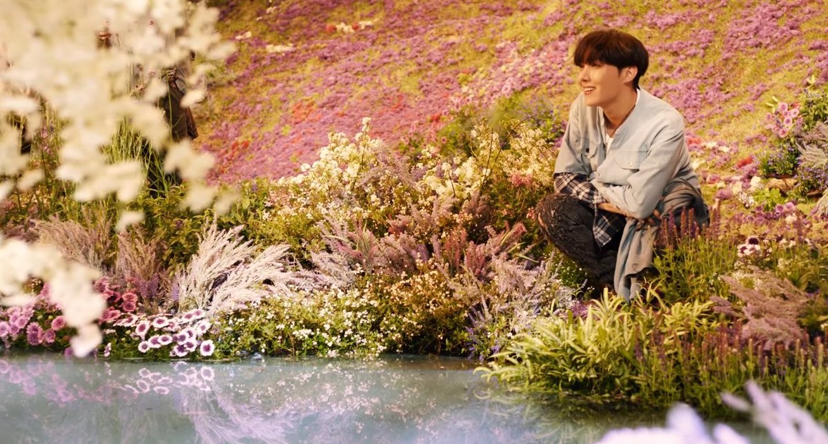 Something that did caught my eyes during the VCR was Yoongi and Hobi  you probably know why already...NARCISSUS!! But it's not the 1st time we see this hint of Hobi+Narcissus   https://twitter.com/__Samira7__/status/1312818609010466817