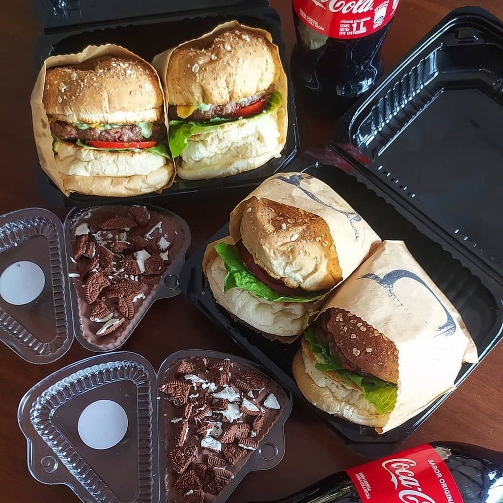 toroburgerca's tweet photo. 😎 ¡Fin de Semana para compartir en #Familia! 

🔥 Se te antoja? Escríbenos vía Whatsapp al 04247844618 o 04247491005 y las llevamos a la puerta de tu casa... 

#ToroBurgerVZLA #FamilyPack #Weekend #BurgerLover #Chocolate https://t.co/V0mUq5E86z https://t.co/ONWEIS2pB3