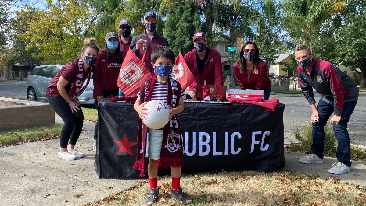 SacRepublicFC's tweet photo. Stopped by to surprise some of our Indomitable Members ahead of tonight’s playoff match!
Big thank you to our partners @raleys, @ArdenFair, @CocaCola, @NewGloryBrewery for helping us put together these fan packs.
#IndomitableFans https://t.co/46m7QlyyfH