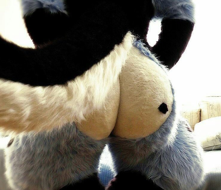 MellowRumpus's tweet image. Normalize fursuit butts like these. I need thicc cake that I can put my face in between! 😩❤🍑