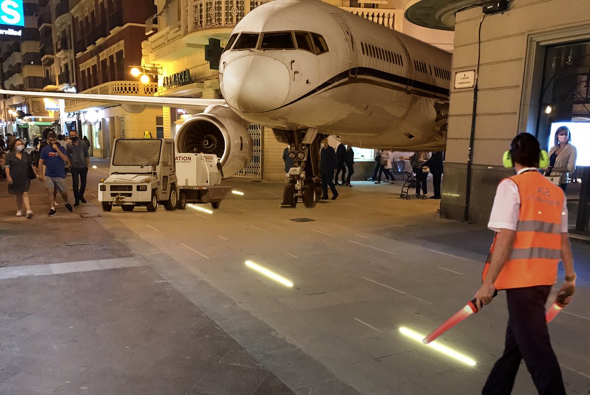 panfleto_elche's tweet photo. La Corredora se confirma como nueva pista de despegue de la actividad local del centro. Esta madrugada se ha recibido al primero de los vuelos procedentes del extrarradio, para que todos los ilicitanos puedan acudir al mismo centro sin que sea necesario ejercitar su musculatura. https://t.co/ntU3oWfUNJ