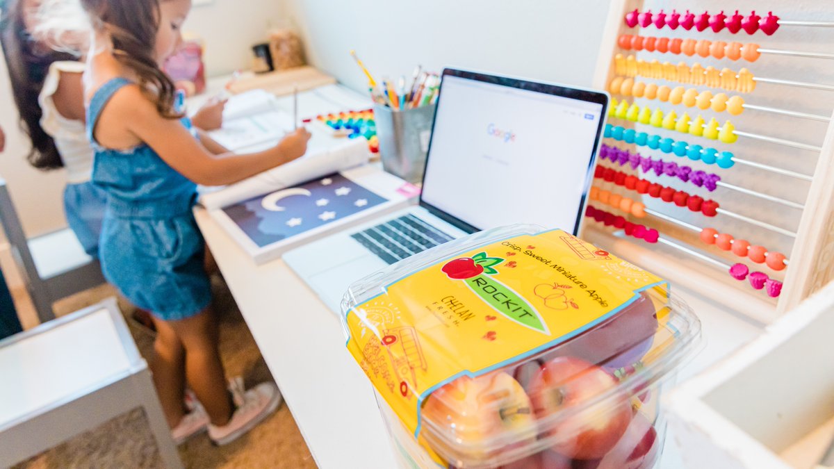 RockitAppleUSA's tweet photo. How is #virtuallearning going for your household so far?💻 What are some go-to #healthysnacks your kiddos have been enjoying throughout their school day? 🍎
One of our favorites is our naturally miniature Rockit™ apples! #RockitApple #ThinkSmallEatWell #KidApproved https://t.co/fH4hfT91sT