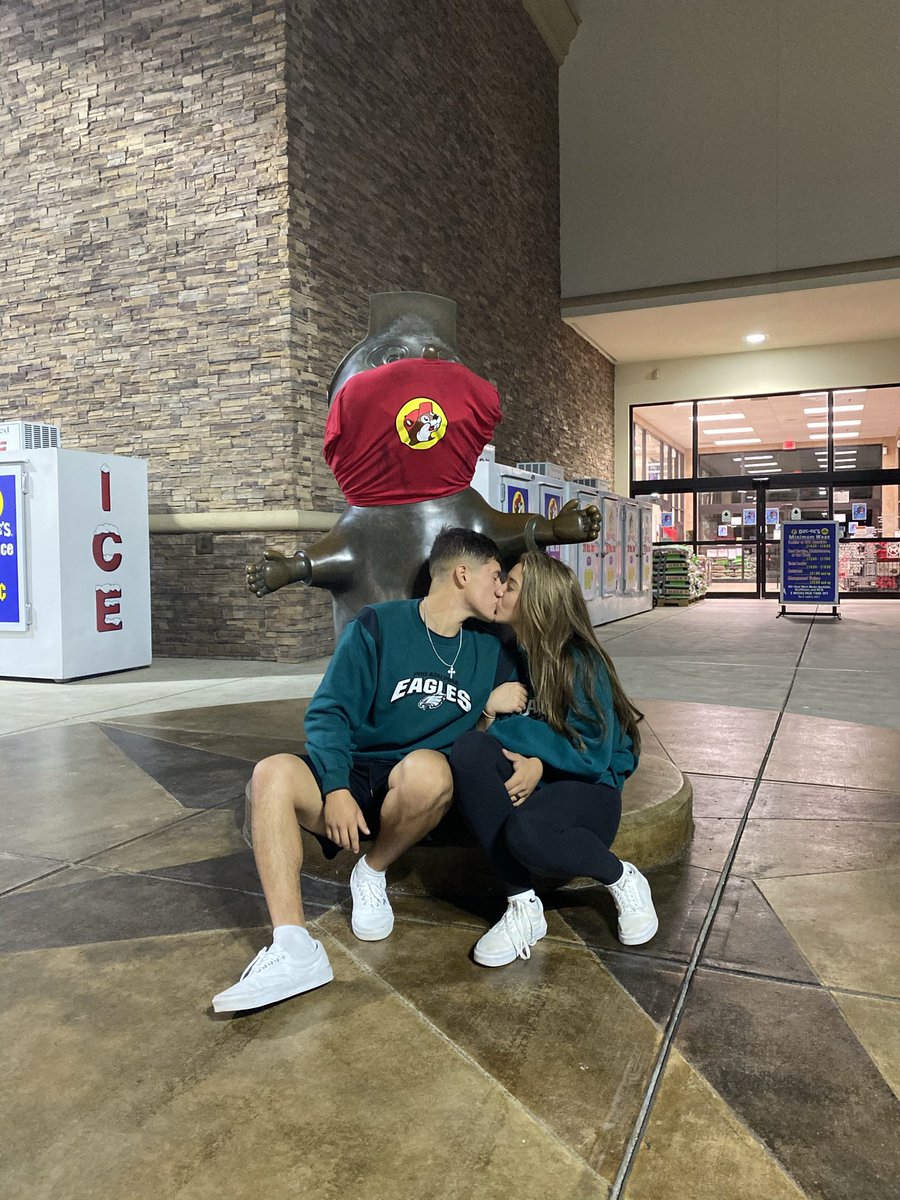 becsflores's tweet photo. btw we got married ❤️ https://t.co/KOX6LaW9be