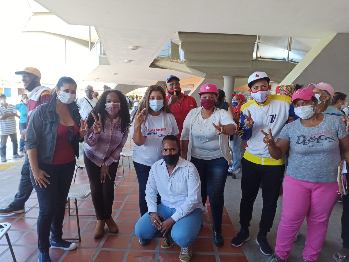 PsuvBrion's tweet image. #10Oct En Higuerote, la Jefa política @ndelgadoPSUV junto a la candidata @lilianacontigo, juramentaron el Comando de Campaña &quot;Darío Vivas&quot; Circuito 5, de los Mov. Soc., sector Misiones Sociales

#LeyAntibloqueoEsProgreso
#VenVamosJuntos

@NicolasMaduro
@HectoRodriguez
@taniapsuv