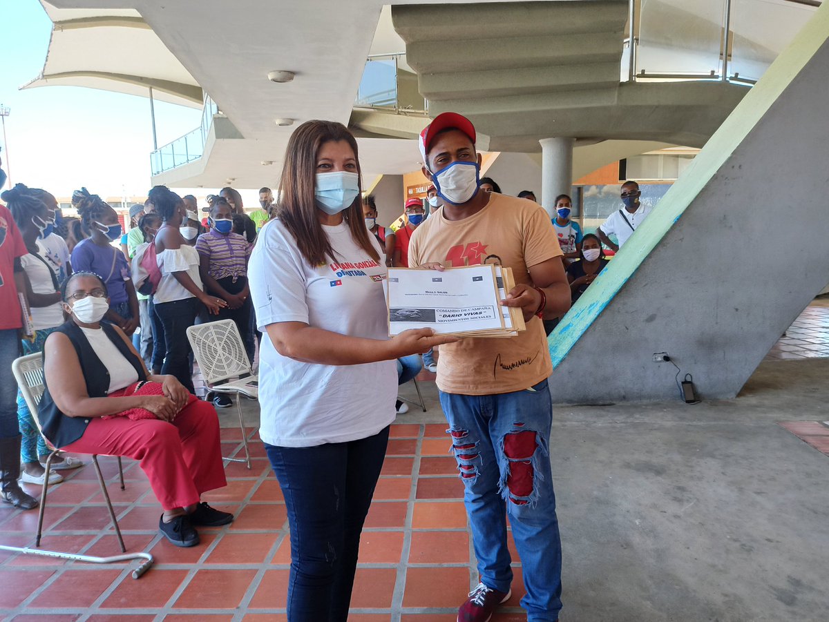 PsuvBrion's tweet image. #10Oct En Higuerote, la Jefa política @ndelgadoPSUV junto a la candidata @lilianacontigo, juramentaron el Comando de Campaña &quot;Darío Vivas&quot; Circuito 5, de los Mov. Soc., sector Misiones Sociales

#LeyAntibloqueoEsProgreso
#VenVamosJuntos

@NicolasMaduro
@HectoRodriguez
@taniapsuv