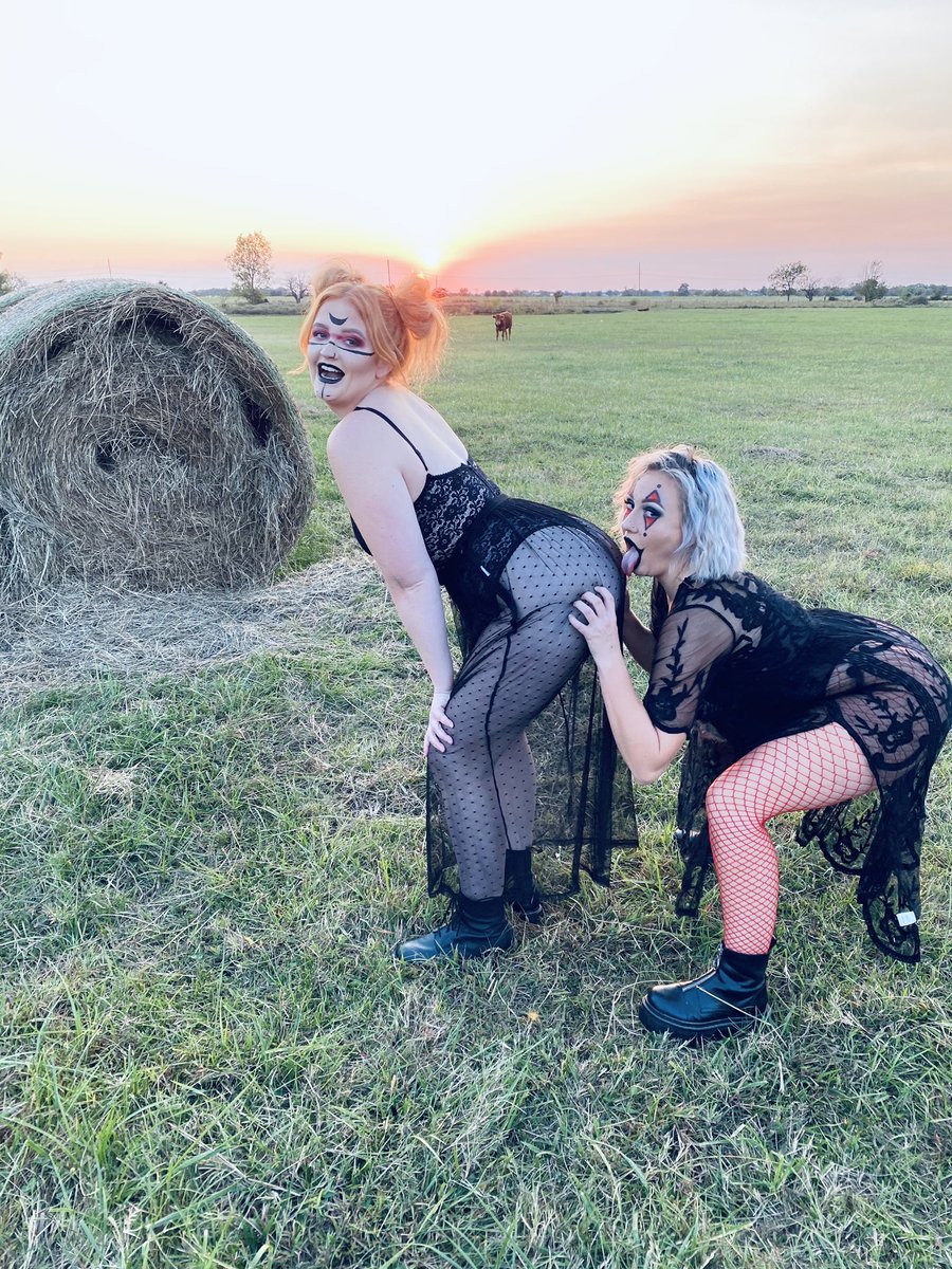 annaxxe's tweet photo. Are we spooky?💀🖤 https://t.co/rw9urV0L5i