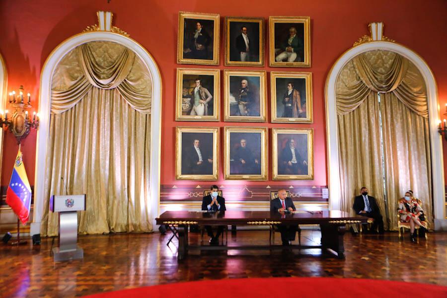 DirPeqMineria's tweet image. #AsíLoDijo: El Pdte. Constitucional @nicolasmaduro &quot;Ante las amenazas de intervención militar y el bloqueo económico, la ANC discutió, aportó y aprobó la Ley Constitucional Antibloqueo. Mi reconocimiento a los Constituyentes de la Patria. #LeyAntibloqueoEsProgreso