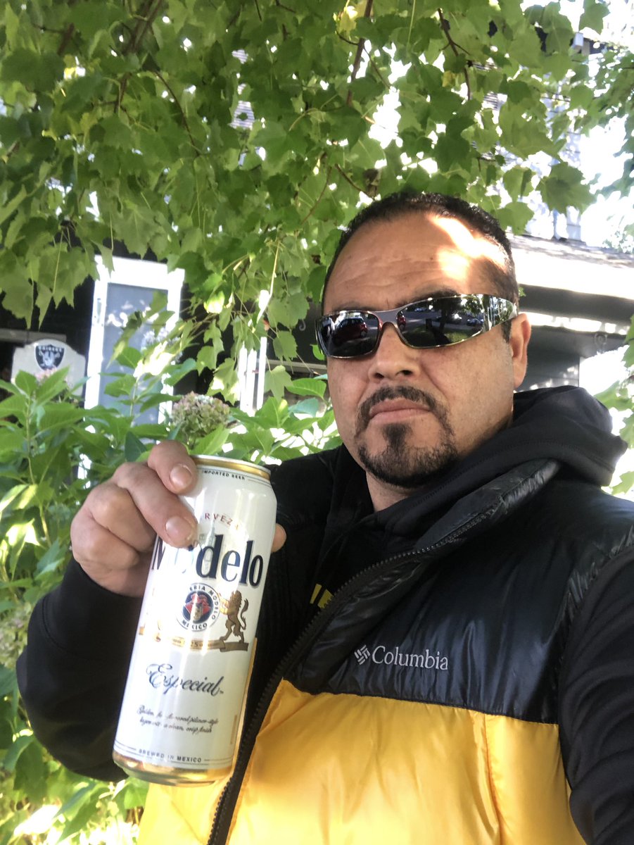 Jrg8Jrg's tweet photo. #Modelotime Foo!!! 🍻Happy weekend #RaiderNation #RN4L ☠️ https://t.co/SB3vNKqk21