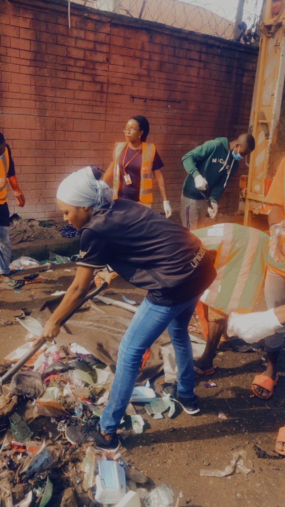 Capegate_NG's tweet photo. In the Spirit of Patriotism we @capegate_ng joined @bfpinitiative and @acinigeria to celebrate #NigeriaAt60 in a Green way-featuring Clean Up Exercise and Sensitization @sakeenat_bello @rydwan_tuff @zeelkaita @KepaOfficial @a_jaafar77 @dheenylkhair #CAPEGATEWASTETRACKER https://t.co/l0xDJlUEYe