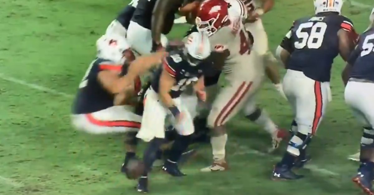 SECfootball's tweet image. Veteran NFL referee says Bo Nix’s ‘spike’ attempt should have resulted in Arkansas getting the ball dlvr.it/RjM5ML