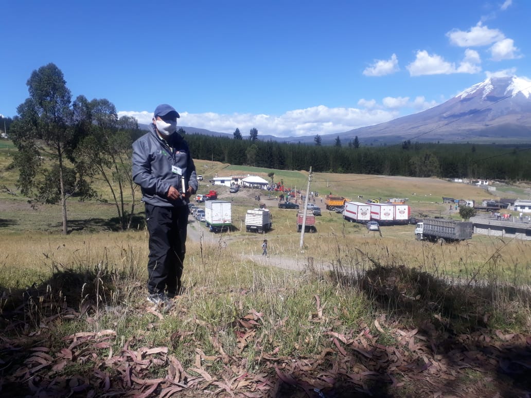 Oswalch's tweet photo. [#Cotopaxi] Equipos de Erradicación Progresiva de la Mendicidad, recorren el sector de San Joaquín y Romerillos identificando familias en mendicidad. Realizamos abordajes para prepararnos para la época de Navidad. #QuedateEnCasa https://t.co/h4PKnmIwjV