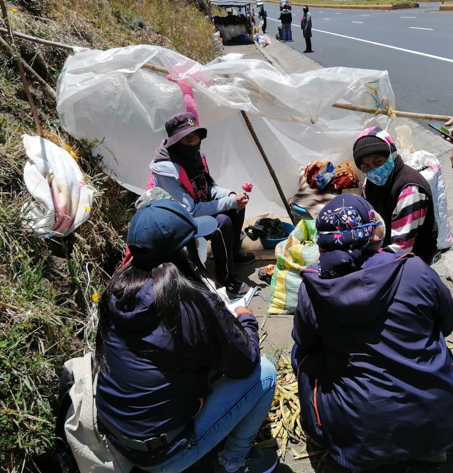 Oswalch's tweet photo. [#Cotopaxi] Durante el feriado nacional del 9 de octubre, más de 40 técnicos en toda la provincia realizan abordajes y sensibilización sobre los peligros de realizar esta actividad en carretera, plazas, mercados y terminales terrestres. #EcuadorSinTrabajoInfantil @TaianoVicente2 https://t.co/ludBT3r2nq
