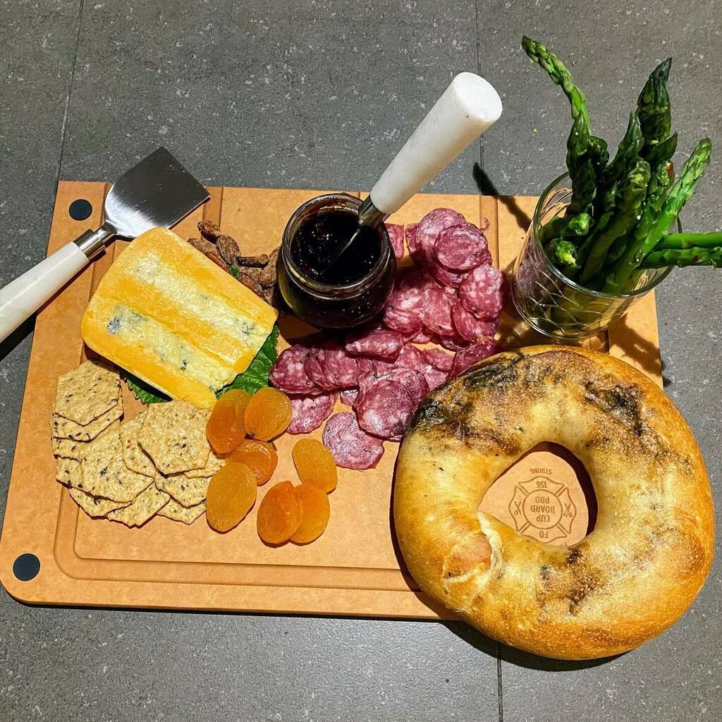 Victoriasdish's tweet photo. Saturday night snack board. 
*
*
*
*
*
#saturdayvibes #charcuterie #chitchat #girlfriends #snacksofinstagram #victoriasdish #foodfashionfun #luxurylifestyle #healthyfood #shopping https://t.co/Gu7VBFR77e https://t.co/3CgEVmn73f