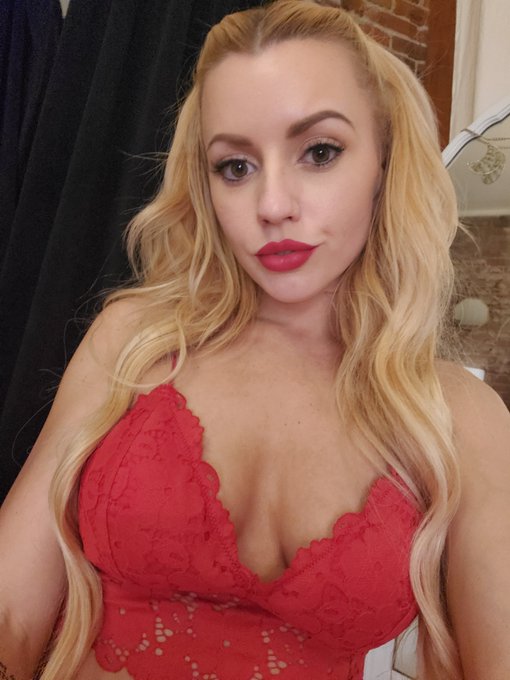 How do I look in red? https://t.co/FuXZ1Sba66 https://t.co/2GFDGMNJtY