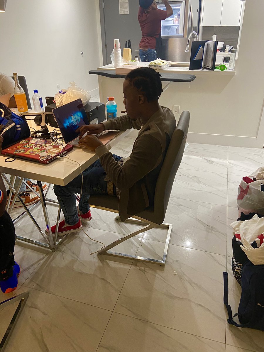 cameroncamrah's tweet photo. Fuck everything except da money
All this rapping ima turn into a mummy... #CameronCamrah https://t.co/rv1Nou1dST