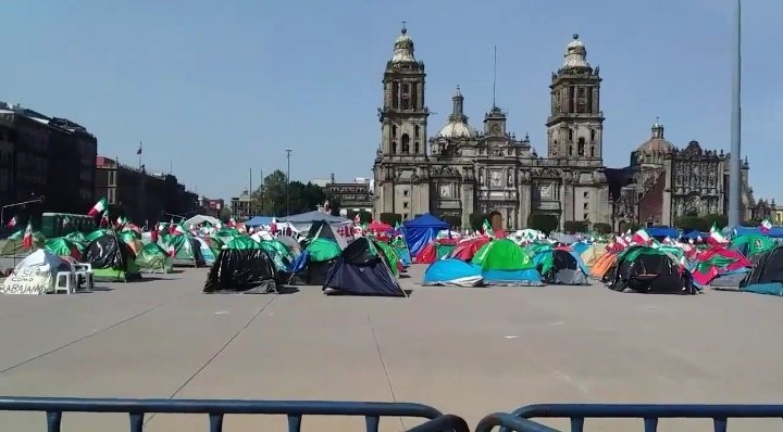JanettePoncede3's tweet photo. Levante la🤚quién le pide con todo respeto a nuestro Señor Presidente @lopezobrador_, y @Claudiashein retiren la basura de nuestra hermosa Plaza de la Construcción, por NO ser 1 movimiento legítimo

Es el primer país donde las casas de campaña hacen plantón contra su presidente😠 https://t.co/3GKxVWscIy