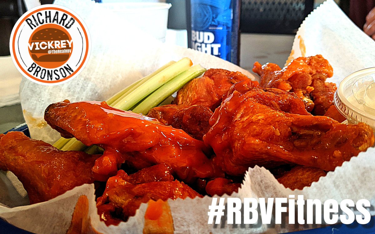ItsMeRBV's tweet photo. Delicious of the Day! Top Five Favorite Wings in the #Cincy Area at Borderline in West Harrison... #extrameaty #jumbo #wings #hotgarlic #bucketofbeer #winglovers #foodies #rbvfitness #rbvtoo https://t.co/BCPHveRiM3