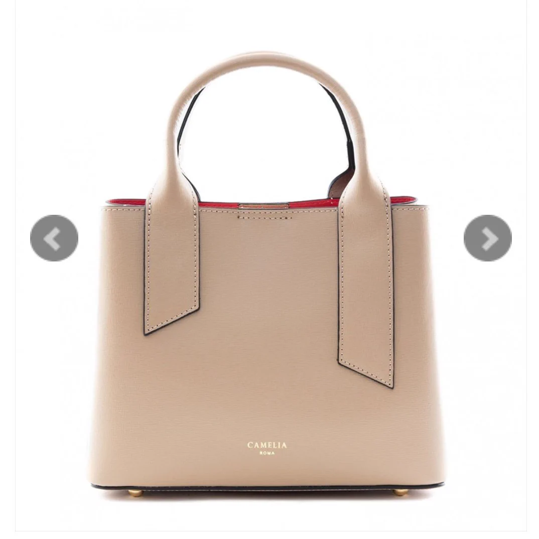 @seikeichaan カメリアローマを2点持っている者ですがとってもおすすめです！
シンプルなのにデザインもお洒落ですよね😳
私はこのバッグを持っていますが革もしっかりしています！
金具付きのものは耐久性が低いので、負荷軽減のためにもワンハンドルではなくツーハンドルの物を選ばれると良いかと思います☺️💗 