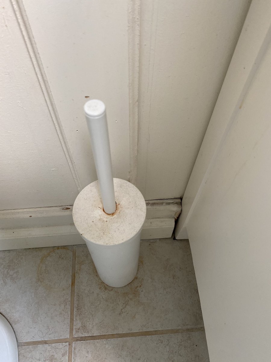 jlee0112's tweet photo. I guess @vrbo doesnt have cleanliness standards for properties...when there are BUGS and stains on the beds, they allow the property owner to determine if there should be a refund. Seriously?!? Of course they will keep the money, even when we didn’t stay #badcustomerservice https://t.co/mSCKciy6Qg