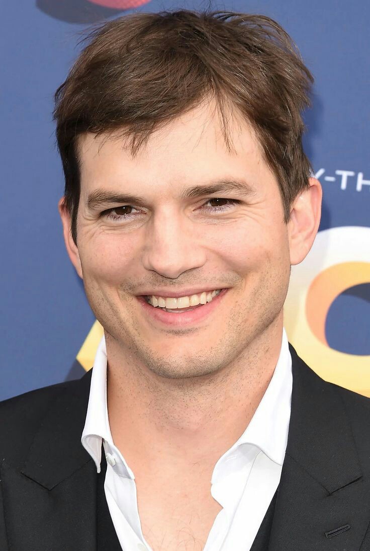 that70sbr's tweet photo. Ashton Kutcher se juntará ao elenco de "Jovens, Loucos e Rebeldes" (de 1993) para realizar uma leitura do roteiro ao vivo amanhã (11). Que pode ser conferida no site https://t.co/npTh5pqse1 às 4:30 PM. #alrightalrightletsvote 📑 https://t.co/QRNIvRJc3d