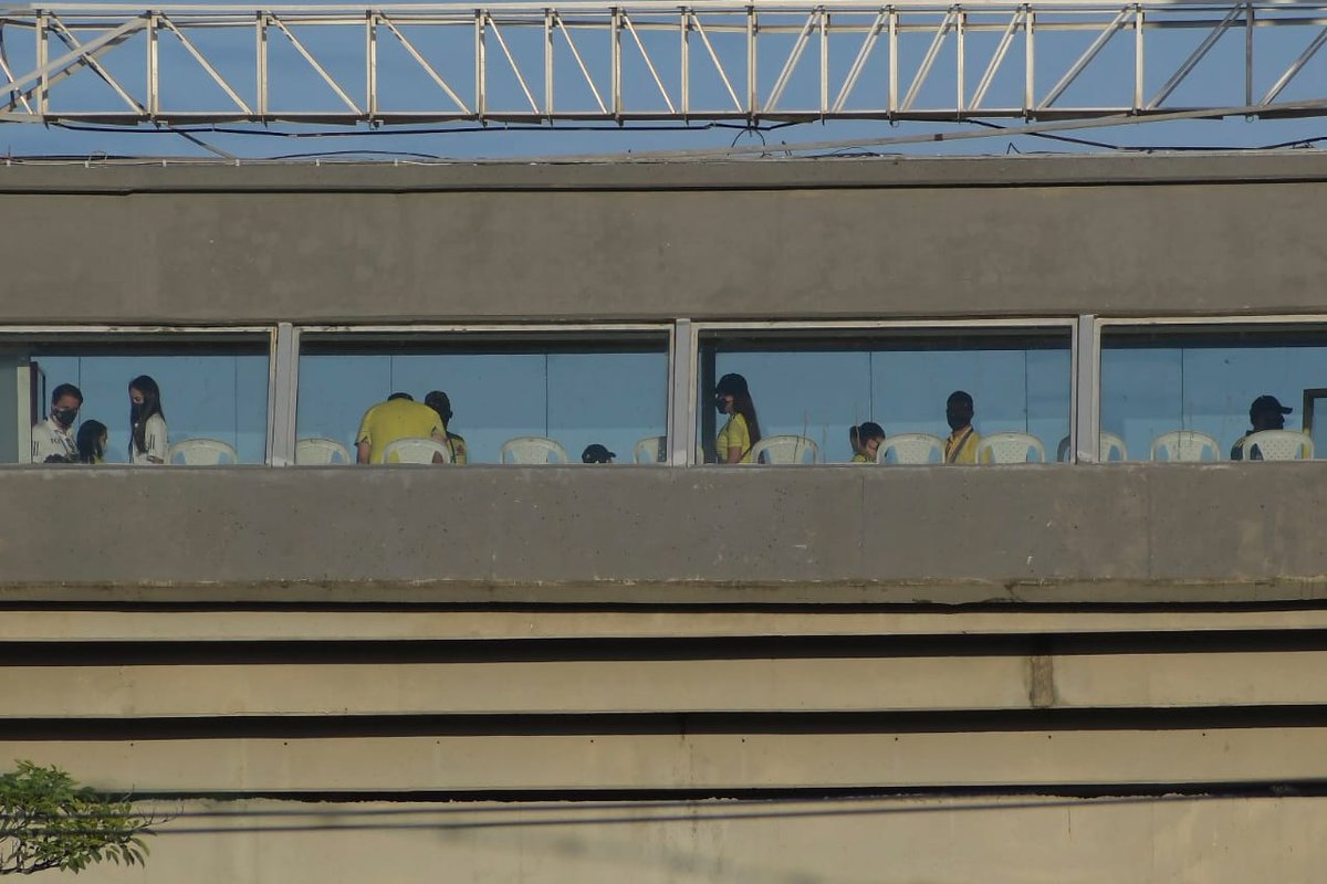 cworswick's tweet photo. So, the Colombian Fed admit that some fans were at the COL-VEN game last night despite the govt having rejected a request to allow entry. Other "important" people and family also reportedly at the Metropolitano.

Can't have the press, but powerful amiguitos todos bienvenidos! https://t.co/cioD7NJDuA