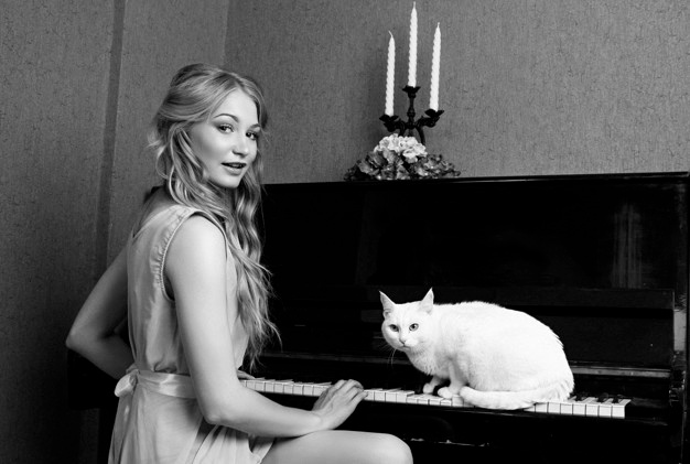 Girls and Cats 💕 #Girlsandcats #HappySaturday #HappyWeekend #FelizSábado #BuenFinDeSemana #CuidemonosTodos #StaySafeStayHealthy #catlovers #FelizNoche #weekend #Caturday #lovecats #StaySafe #BuenasNoches #GoodEvening #HelloWorld #hello #Hola #cats #gatos