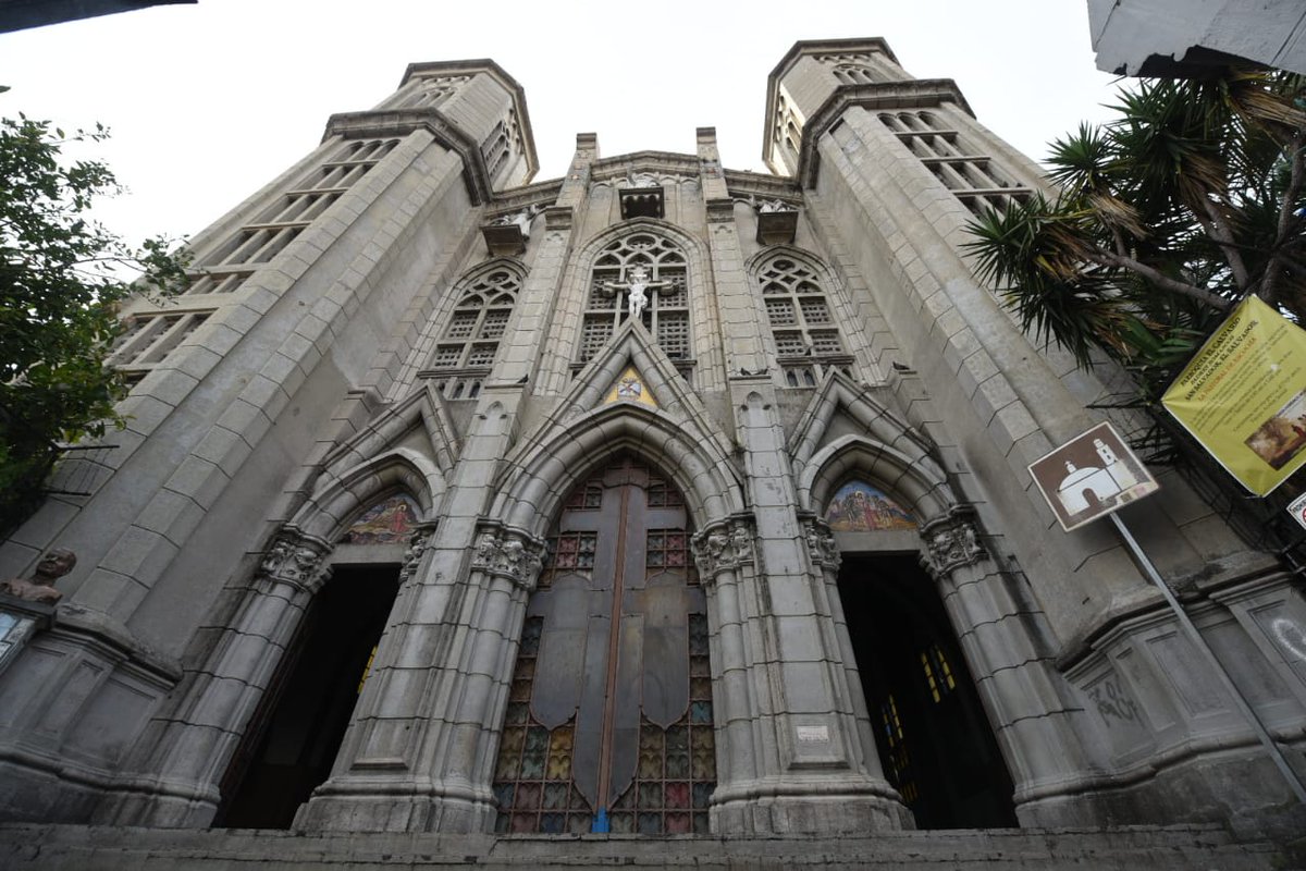elsalvadorcom's tweet photo. #ElSalvador Recorrido turístico por el Patrimonio Arquitectónico en San Salvador dirigido por Dylan Magaña, investigador del Centro Histórico. El joven dice que realiza este tipo de actividades para sensibilizar la importancia de la historia de la ciudad. Fotos EDH / Menly Cortez https://t.co/rmyEw2yt13