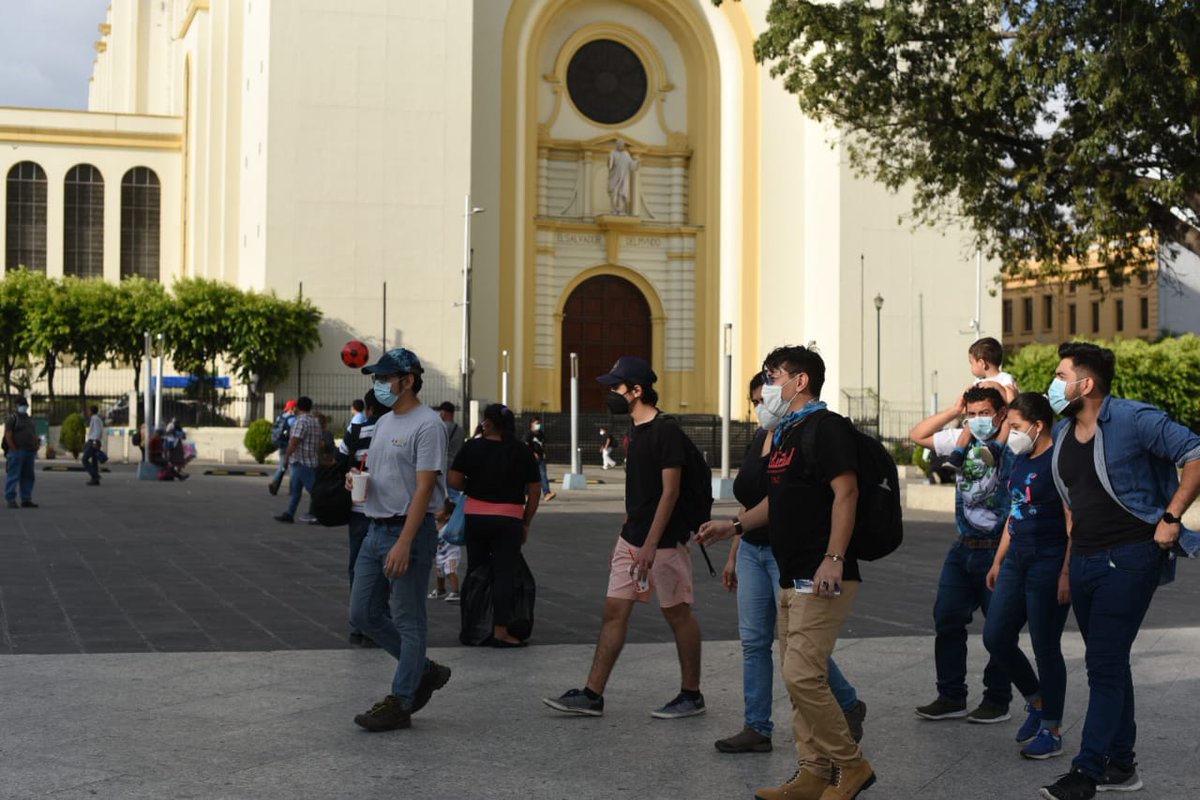 elsalvadorcom's tweet photo. #ElSalvador Recorrido turístico por el Patrimonio Arquitectónico en San Salvador dirigido por Dylan Magaña, investigador del Centro Histórico. El joven dice que realiza este tipo de actividades para sensibilizar la importancia de la historia de la ciudad. Fotos EDH / Menly Cortez https://t.co/rmyEw2yt13