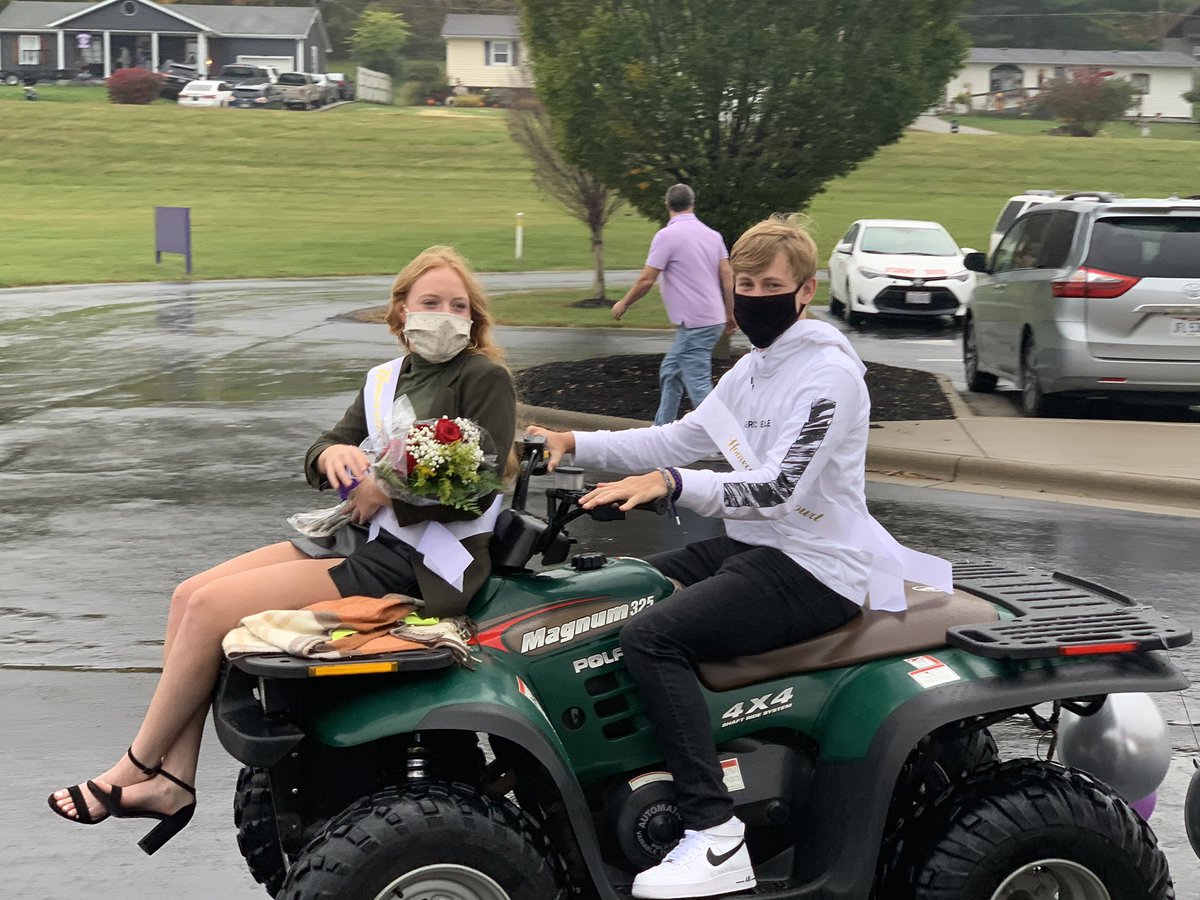 lh_highschool's tweet photo. Congratulations Gracie Swope and Ian Frasure! Fun night!
#makingthebestof2020-21 https://t.co/y73NaVNt1d