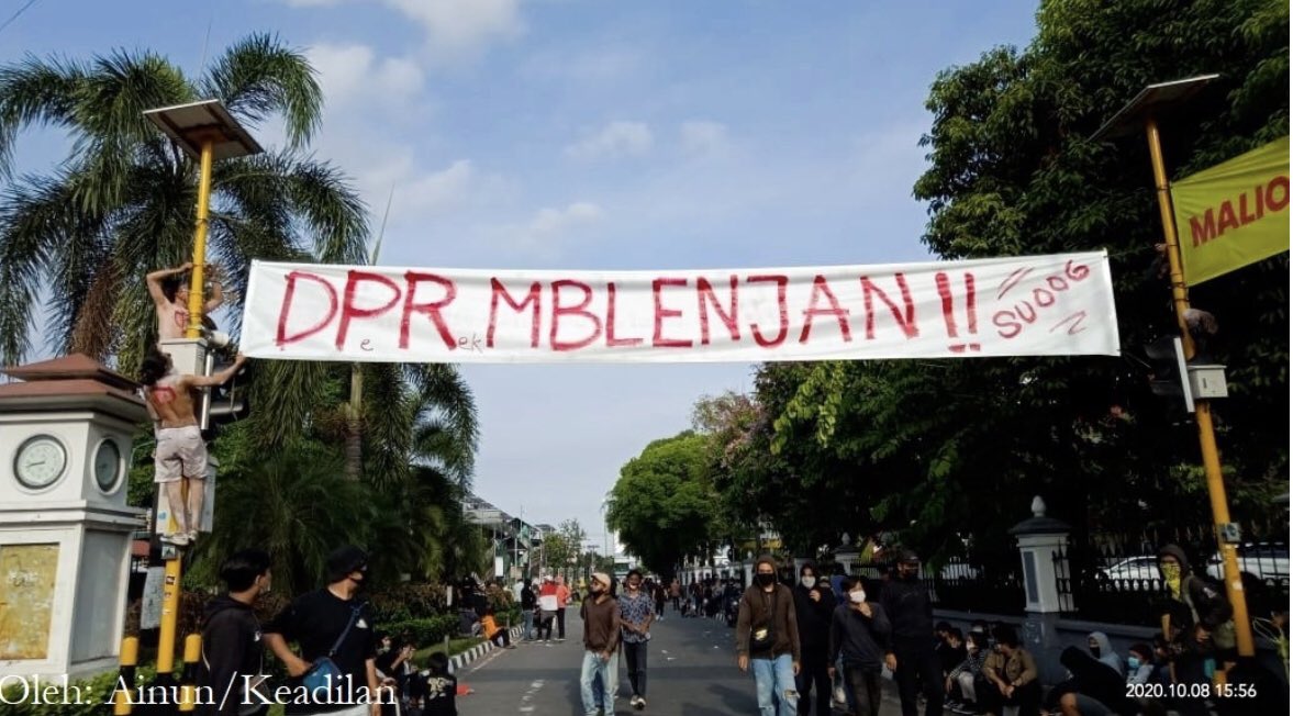 LPMKeadilan's tweet photo. Kamis (08/10/2020) Massa aksi yang tergabung dalam Aliansi Rakyat Bergerak (ARB) mengadakan demostrasi merespon terkait disahkannya Undang-Undang Cipta Kerja (Omnibus Law) pada hari Selasa (6/10/2020) lalu.

📄Akhiruddin Syahputra Lubis
📸Ainun Akhiruddin https://t.co/bjr6ParKBH